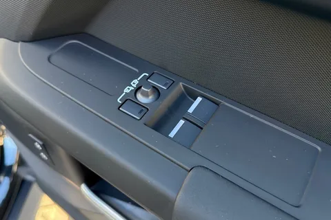 26 of 41 for Land Rover Defender 90 3.0 D250 Hard Top S