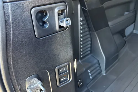 28 of 41 for Land Rover Defender 90 3.0 D250 Hard Top S