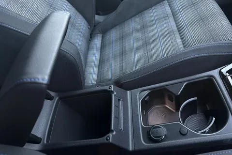 KT74LCL Volkswagen Golf 1.5 TSI 272 GTE eHybrid 5dr DSG Thumbnail #37