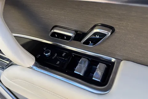 YP73ZHD Land Rover Range Rover 4.4 P615 SV 5dr Thumbnail #26