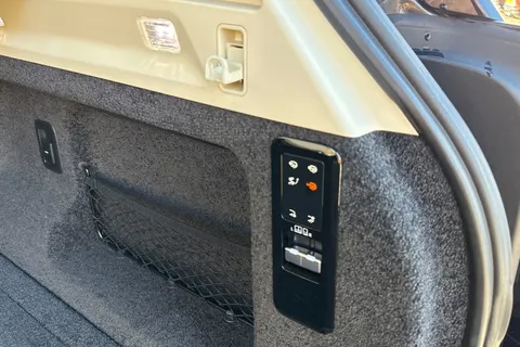 YP73ZHD Land Rover Range Rover 4.4 P615 SV 5dr Thumbnail #28