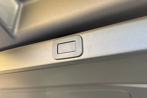 YP73ZHD Land Rover Range Rover 4.4 P615 SV 5dr Thumbnail #34