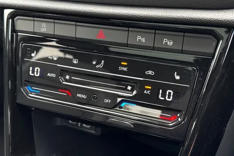  Volkswagen T-Roc 1.5 TSI Style Design Euro 6 (s/s) 5dr Thumbnail #22