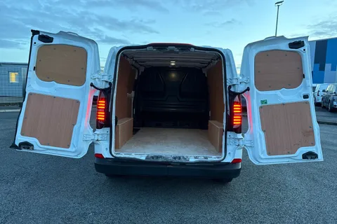 DG25EXT Volkswagen Transporter 2.0 TDI 150 Commerce Plus Van Thumbnail #8