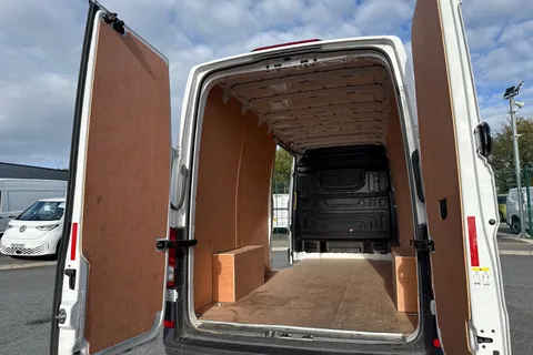 33 of 55 for VOLKSWAGEN CRAFTER 2.0 TDI 140PS Commerce High Roof Van