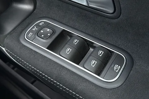 KE22OVK Mercedes-Benz A Class 1.3 A200 AMG Line Edition (Executive) 7G-DCT Euro 6 (s/s) 5dr Thumbnail #35