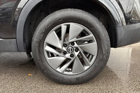 DS22KUU Nissan Qashqai 1.3 DiG-T MH Acenta Premium 5dr Thumbnail #14