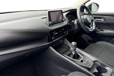 DS22KUU Nissan Qashqai 1.3 DiG-T MH Acenta Premium 5dr Thumbnail #16