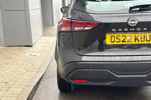 DS22KUU Nissan Qashqai 1.3 DiG-T MH Acenta Premium 5dr Thumbnail #30