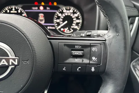 DS22KUU Nissan Qashqai 1.3 DiG-T MH Acenta Premium 5dr Thumbnail #53