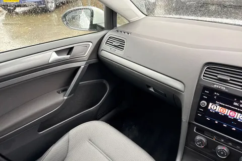 DK18XKU Volkswagen Golf 1.5 TSI EVO SE [Nav] 5dr Thumbnail #21