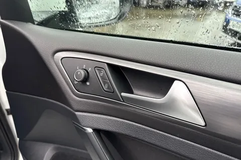 DK18XKU Volkswagen Golf 1.5 TSI EVO SE [Nav] 5dr Thumbnail #22