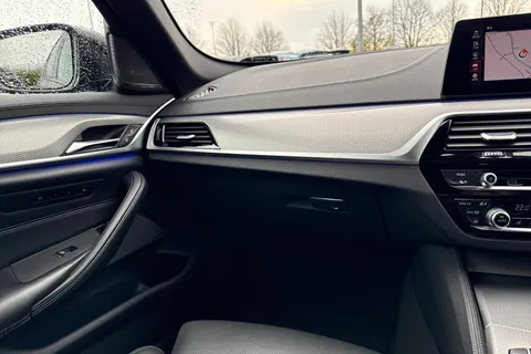 YR69WZJ BMW 5 Series 3.0 530d M Sport Auto Euro 6 (s/s) 4dr Thumbnail #21