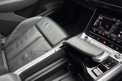 19 of 58 for Audi e-tron Sportback S line 55 quattro 300,00 kW