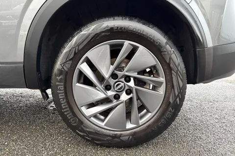 DP22AEL Nissan Qashqai 1.3 DIG-T MHEV Acenta Premium Euro 6 (s/s) 5dr Thumbnail #14