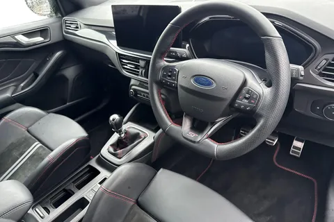 13 of 47 for Ford Focus 2.3T EcoBoost ST Euro 6 (s/s) 5dr