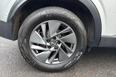 YB22KNS Nissan Qashqai 1.3 DiG-T MH Acenta Premium 5dr Thumbnail #6