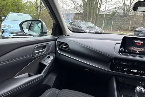 YB22KNS Nissan Qashqai 1.3 DiG-T MH Acenta Premium 5dr Thumbnail #14