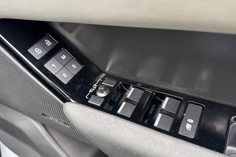 25 of 39 for Land Rover Range Rover Velar 2.0 D200 Dynamic SE 5dr