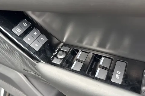 25 of 41 for Land Rover Range Rover Velar 2.0 D200 Dynamic HSE 5dr