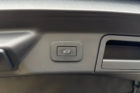 34 of 41 for Land Rover Range Rover Velar 2.0 D200 Dynamic HSE 5dr