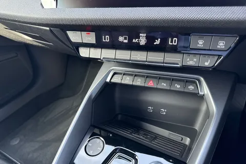 DC25XFY Audi A3 Black Edition 35 TFSI 150 PS S tronic Thumbnail #45