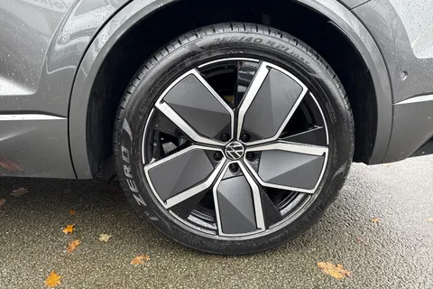 AU75NTJ Volkswagen Touareg 3.0 V6 TDI 4Motion 286 Black Edition 5dr Tip Auto | Tow Bar | Heated Seats Thumbnail #12