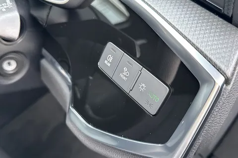  Audi Q3 2.0 TDI 40 S line S Tronic quattro Euro 6 (s/s) 5dr Thumbnail #47