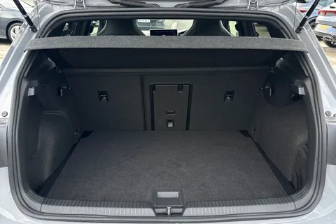 MV75UOG Volkswagen Golf 1.5 eTSI 150 R-Line 5dr DSG **PAN ROOF + WINTER PACK + AREA VIEW CAMERA** Thumbnail #7