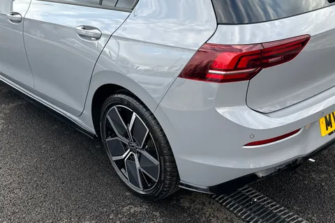 MV75UOG Volkswagen Golf 1.5 eTSI 150 R-Line 5dr DSG **PAN ROOF + WINTER PACK + AREA VIEW CAMERA** Thumbnail #8