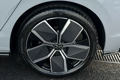 MV75UOG Volkswagen Golf 1.5 eTSI 150 R-Line 5dr DSG **PAN ROOF + WINTER PACK + AREA VIEW CAMERA** Thumbnail #10