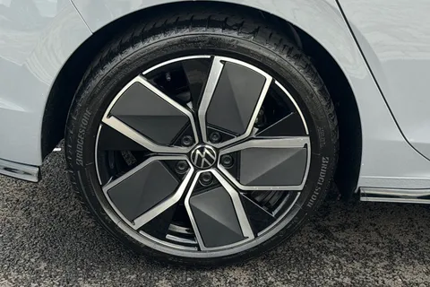 MV75UOG Volkswagen Golf 1.5 eTSI 150 R-Line 5dr DSG **PAN ROOF + WINTER PACK + AREA VIEW CAMERA** Thumbnail #13