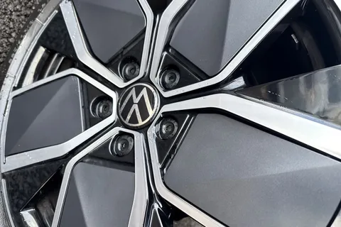 MV75UOG Volkswagen Golf 1.5 eTSI 150 R-Line 5dr DSG **PAN ROOF + WINTER PACK + AREA VIEW CAMERA** Thumbnail #28