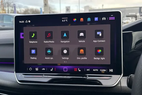 MV75UOG Volkswagen Golf 1.5 eTSI 150 R-Line 5dr DSG **PAN ROOF + WINTER PACK + AREA VIEW CAMERA** Thumbnail #39