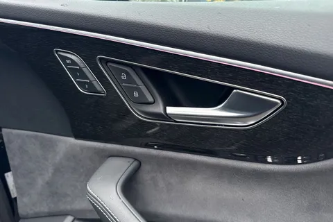 DH73HFZ Audi Q8 SQ8 TFSI Quattro Black Edition 5dr Tiptronic Thumbnail #20