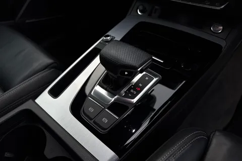 SV22ZDP Audi Q5 2.0 TDI 40 S line S Tronic quattro Euro 6 (s/s) 5dr Thumbnail #23