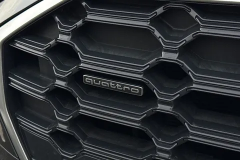 SV22ZDP Audi Q5 2.0 TDI 40 S line S Tronic quattro Euro 6 (s/s) 5dr Thumbnail #26