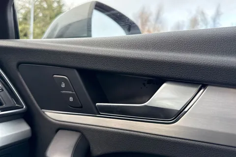 SV22ZDP Audi Q5 2.0 TDI 40 S line S Tronic quattro Euro 6 (s/s) 5dr Thumbnail #42