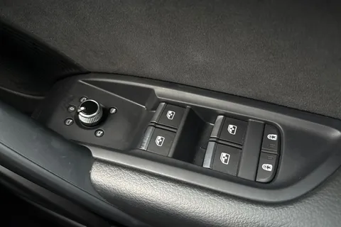 SV22ZDP Audi Q5 2.0 TDI 40 S line S Tronic quattro Euro 6 (s/s) 5dr Thumbnail #43