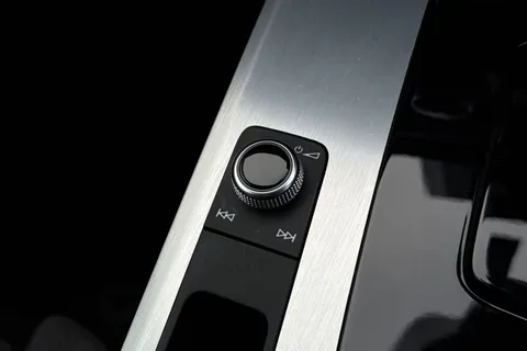 SV22ZDP Audi Q5 2.0 TDI 40 S line S Tronic quattro Euro 6 (s/s) 5dr Thumbnail #50