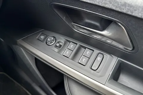 KW74OYY PEUGEOT 3008 1.2 HYBRID GT e-DSC6 Euro 6 (s/s) 5dr Thumbnail #43