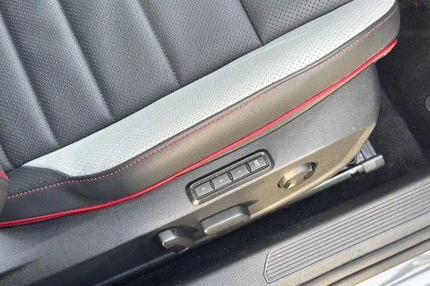 RJ24LRY Volkswagen Golf 2.0 TSI GTI 5dr DSG, LEATHER, PAN ROOF, DCC, REAR CAMERA, 19' ALLOYS Thumbnail #34