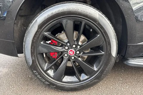 BP72MYY Jaguar F-Pace 2.0 D200 MHEV R-Dynamic Black Auto AWD Euro 6 (s/s) 5dr Thumbnail #13