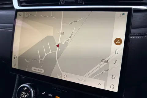 BP72MYY Jaguar F-Pace 2.0 D200 MHEV R-Dynamic Black Auto AWD Euro 6 (s/s) 5dr Thumbnail #17