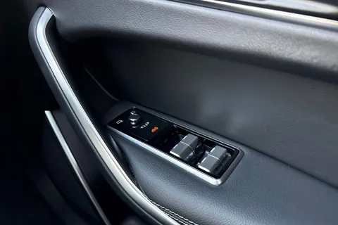 BP72MYY Jaguar F-Pace 2.0 D200 MHEV R-Dynamic Black Auto AWD Euro 6 (s/s) 5dr Thumbnail #21