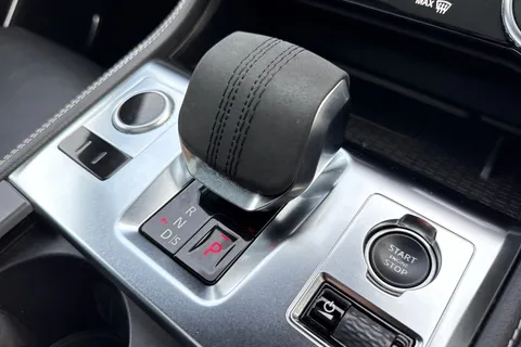 BP72MYY Jaguar F-Pace 2.0 D200 MHEV R-Dynamic Black Auto AWD Euro 6 (s/s) 5dr Thumbnail #23