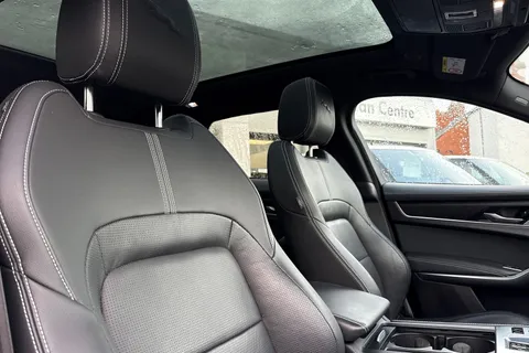 BP72MYY Jaguar F-Pace 2.0 D200 MHEV R-Dynamic Black Auto AWD Euro 6 (s/s) 5dr Thumbnail #24