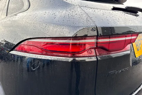 BP72MYY Jaguar F-Pace 2.0 D200 MHEV R-Dynamic Black Auto AWD Euro 6 (s/s) 5dr Thumbnail #25