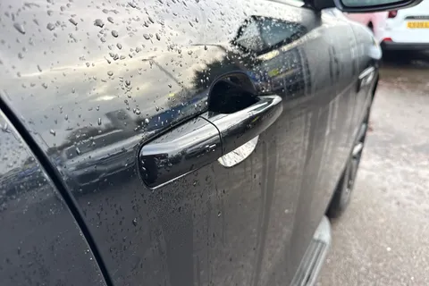 BP72MYY Jaguar F-Pace 2.0 D200 MHEV R-Dynamic Black Auto AWD Euro 6 (s/s) 5dr Thumbnail #30