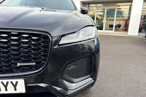 BP72MYY Jaguar F-Pace 2.0 D200 MHEV R-Dynamic Black Auto AWD Euro 6 (s/s) 5dr Thumbnail #32